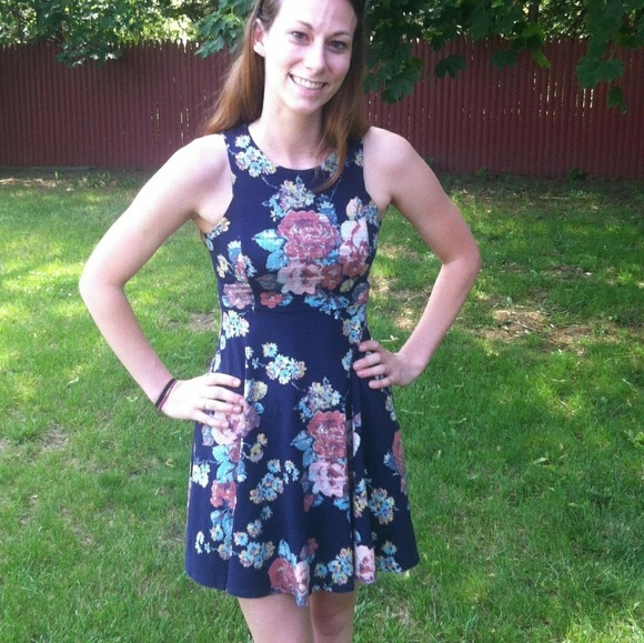 Floral fit and flare sundress - Picture 2 of 6